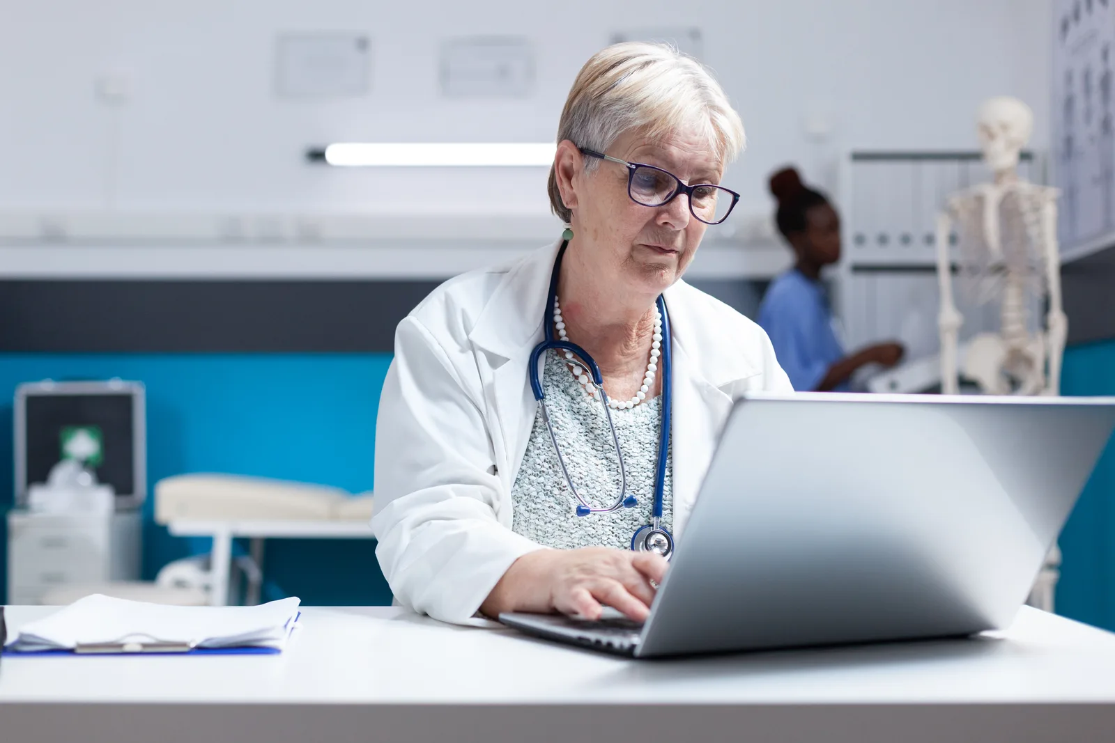 Bilgisayar başında veri inceleyen doktor ile performans takibi