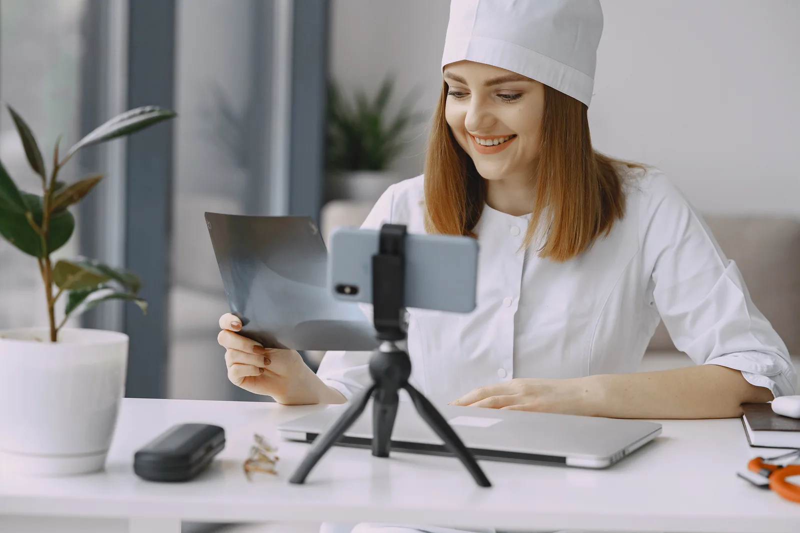 Telefon kamerasına içerik çeken sağlık uzmanı